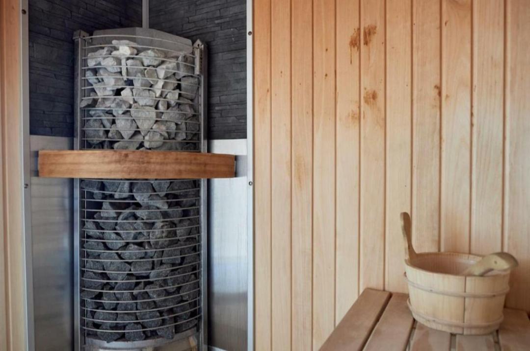 Alezzi Beach Vibe Family Studio With Spa Piscina Interioara Incalzita Sauna Jacuzzi Gym Navodari Dış mekan fotoğraf